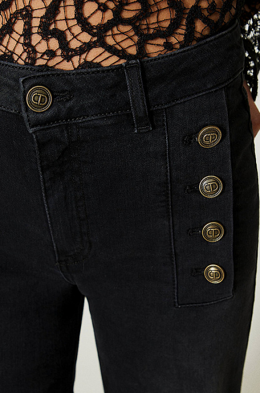 Свободные прямые джинсы с фирменными пуговицами